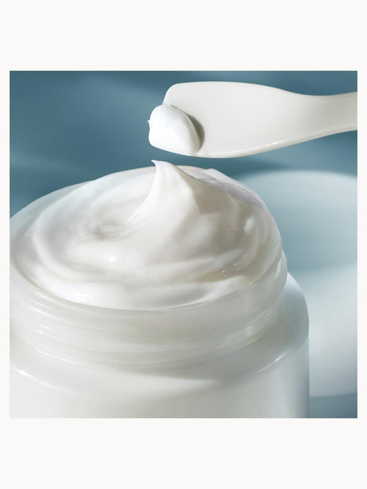 Crème de la Mer The Moisturising Cream texture with spatula