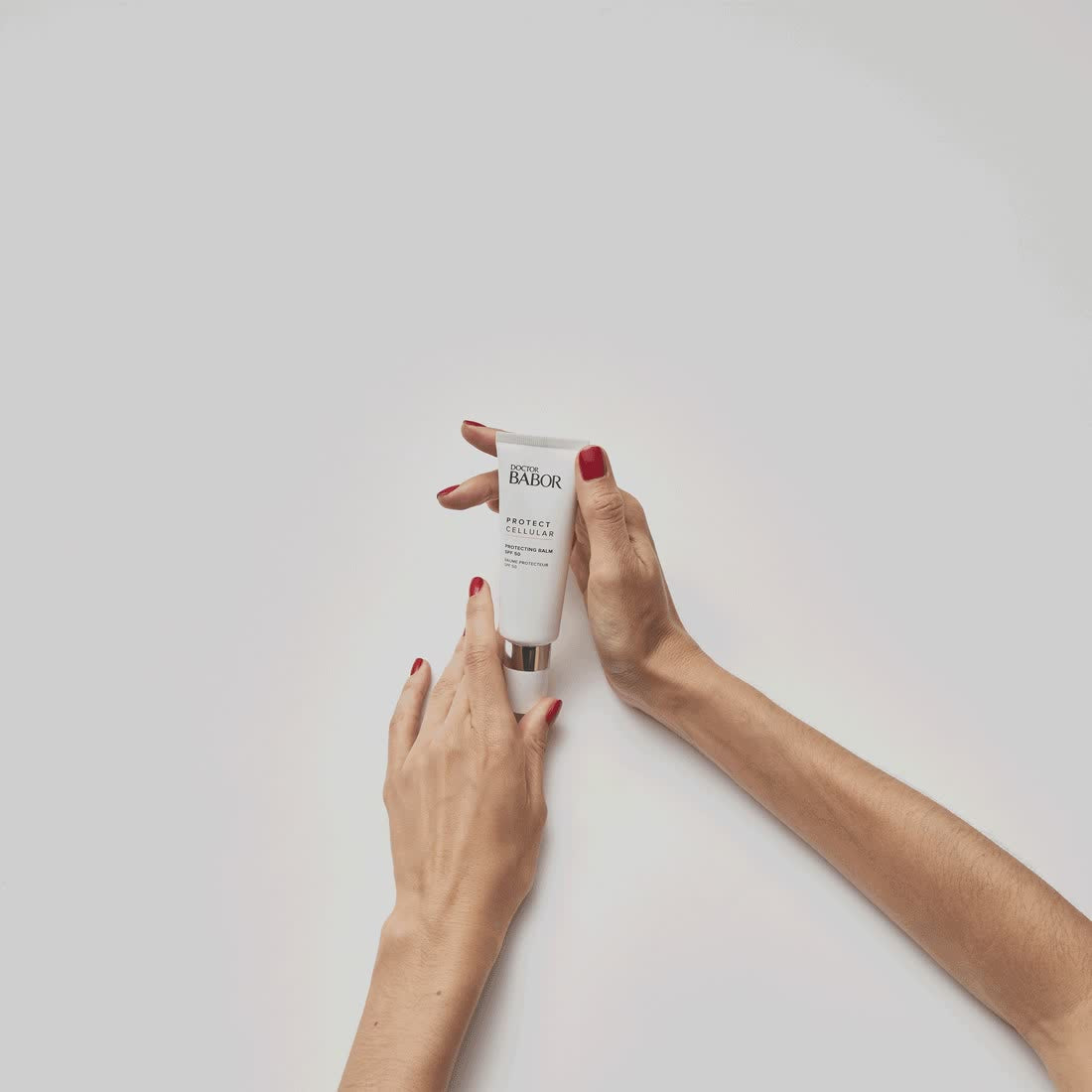 A GIF Showing sunscreen product